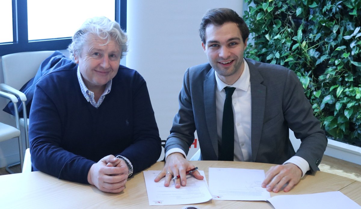 GemeenteUtrecht's tweet photo. Na de Tour, de Giro en de Vuelta komt nu ook de @BeNeLadiesTour naar Utrecht. Vandaag tekende wethouder @MaartenOoijen het contract. De wedstrijd start 18 juli 2019 met een proloog door Leidsche Rijn. https://t.co/vYIWRrMNbC https://t.co/FAmzTpDhWK
