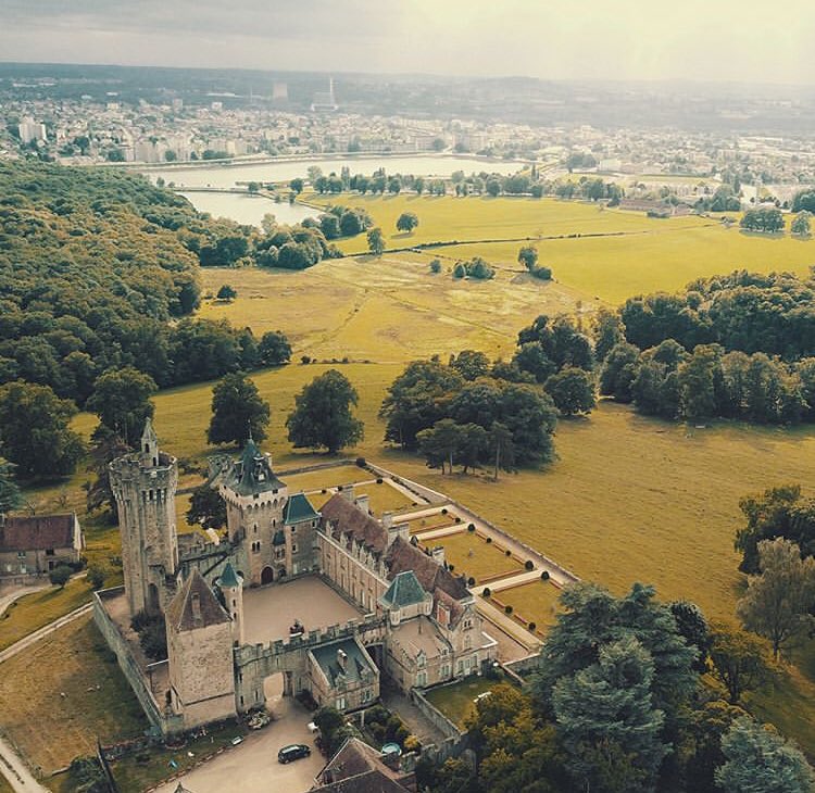 Montceau_Tweets's tweet photo. Le château du Plessis 🏰 ♥️ https://t.co/4IoZqWGPMl