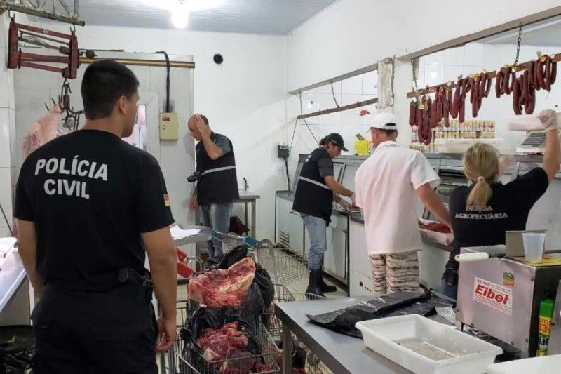 OSul_noticias's tweet photo. Quatro #Mercados foram fechados e 300 quilos de carne apreendidos durante uma operação policial na Região Metropolitana de Porto Alegre https://t.co/63AXT967HK #Abigeato #OperaçãoPatrulha #RouboDeGado https://t.co/xM1EN7nGez