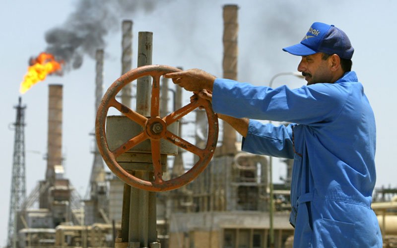 добыча газа. нефть промышленность. профессия нефтяник.