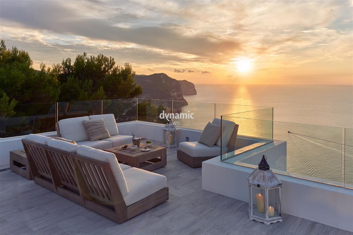 Casa Magazen is a pretty exceptional place to spend #spring on #Ibiza. This luxury villa is surrounded by lush greenery and offers incredible sea and sunset views. 
Book quickly whilst we still have availability! ow.ly/1sKj30nnEXH