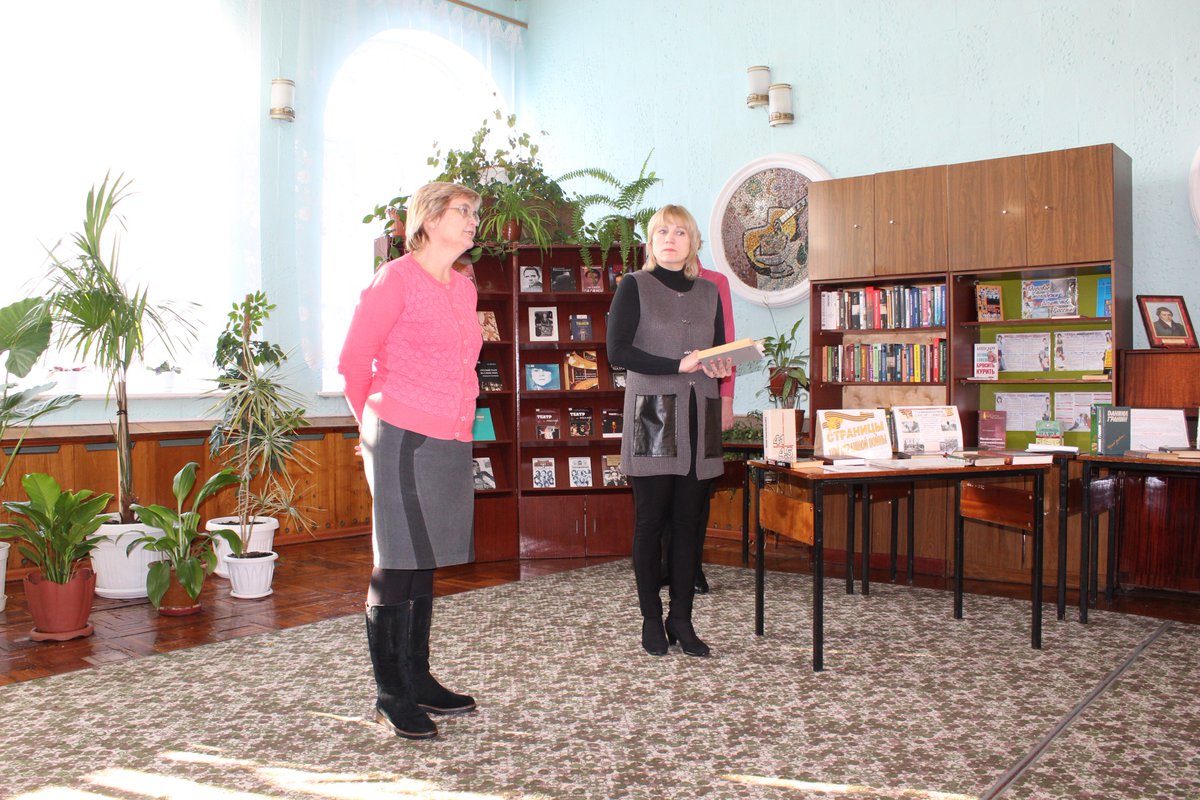 Марафон памяти "Читаем "Блокадную книгу"" продолжили учащиеся Карсунской средней школы, 9"Б" класс с их руководителем Селезнёвой Л.А. #Времячитать #Карсун #75летиеСнятияБлокадыЛенинграда #ГодГранина