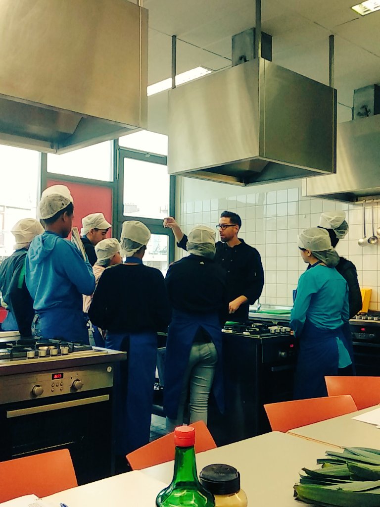 einder_de's tweet image. En hop, daar gaan ze! #kookles #denhaag #transvaal #deeinderkookt #instructie #onderwijs