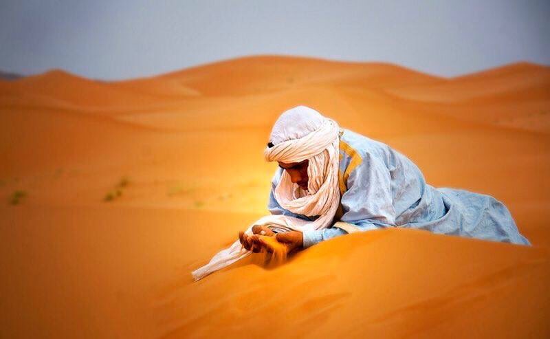 البعض يرحل: إذا أحتجت إليه
والبعض يرحل : إذا أنتهى من حاجته
والبعض يرحل : عندما يجد بديلاً عنك
والبعض يرحل : ليكمل حياته بدونك
والبعض يرحل  : ليذهب الى ربه
.
كل طرق الرحيل موجعة

لذلك لاتسرق فرحة أحد ولا تقهر قلب أحد أعمارنا قصيرة وفي قبورنا نحتاج من يدعي لنا لا علينا .