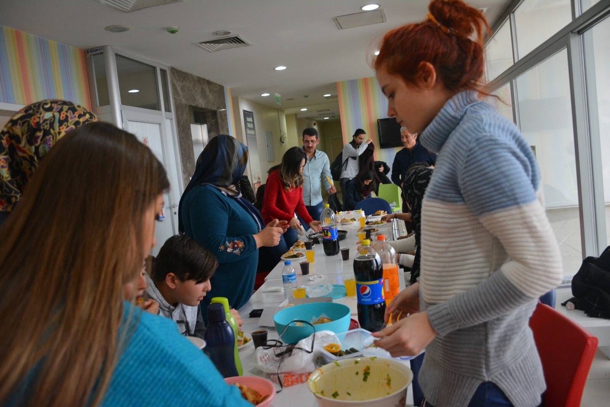 Kozlu_GM's tweet photo. Gençlik merkezimizdeki  atölyelerimizde eğitim alan gençlerimizle daha çok kaynaşmayı, dostluğu, birlikte vakit geçirmenin güzelliğini yansıtmak adına güzel bir etkinlik gerçekleştirdik. Sıcak bir sohbet ortamında hoş vakit geçirdik.

#GSBKozluGençlikMerkezi
#GSBGM https://t.co/hZ4CKlQm6U