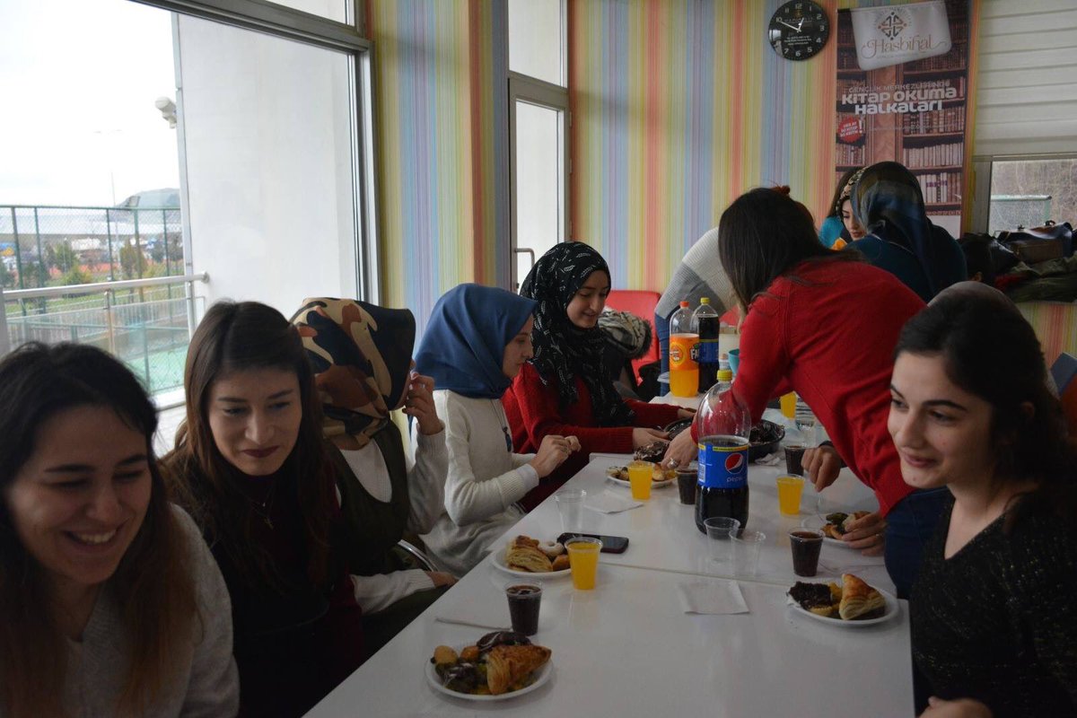 Gençlik merkezimizdeki  atölyelerimizde eğitim alan gençlerimizle daha çok kaynaşmayı, dostluğu, birlikte vakit geçirmenin güzelliğini yansıtmak adına güzel bir etkinlik gerçekleştirdik. Sıcak bir sohbet ortamında hoş vakit geçirdik.

#GSBKozluGençlikMerkezi
#GSBGM