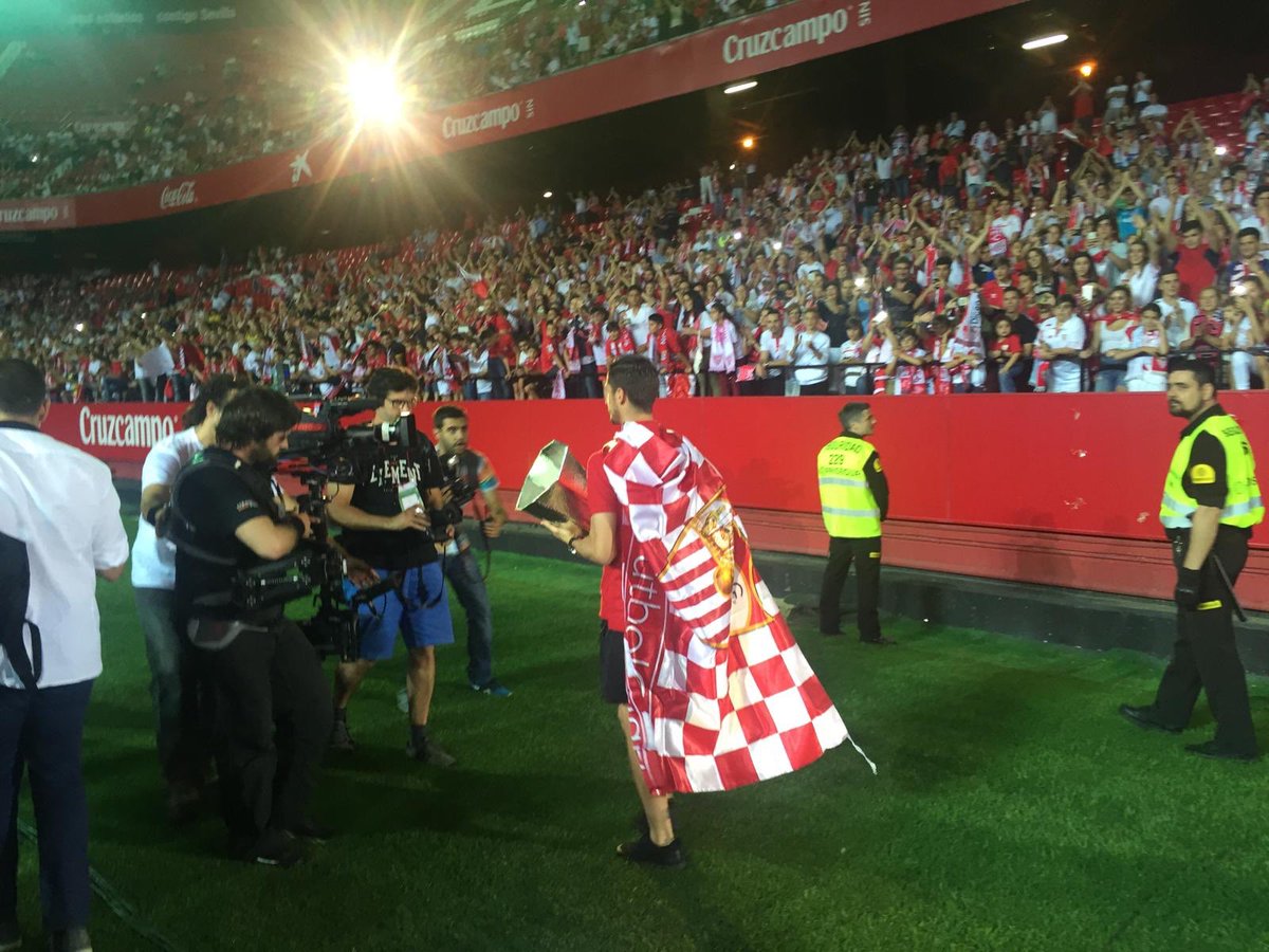 Felicidades a mi @sevillafc y a todo el sevillismo!Orgulloso de defender tus colores y formar parte de estos 129 años de historia. #sevillafc129 ⚪️🔴⚽️