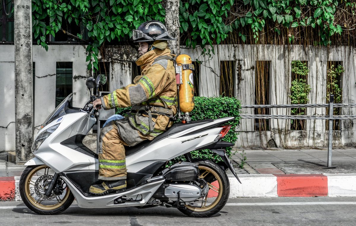 BangkokBL's tweet photo. Just an ordinary guy off to save the day.
👨🚒
#BBLphoto #blogger #lifestyle #wanderlust #thailand #asia #instaasia #photography #bangkok #bkk #bangkokphotographers #travel #travelphotography #travelblogger #photooftheday #grungify #streetphotography #dailylife #firefighter https://t.co/H8rpA2nG1s