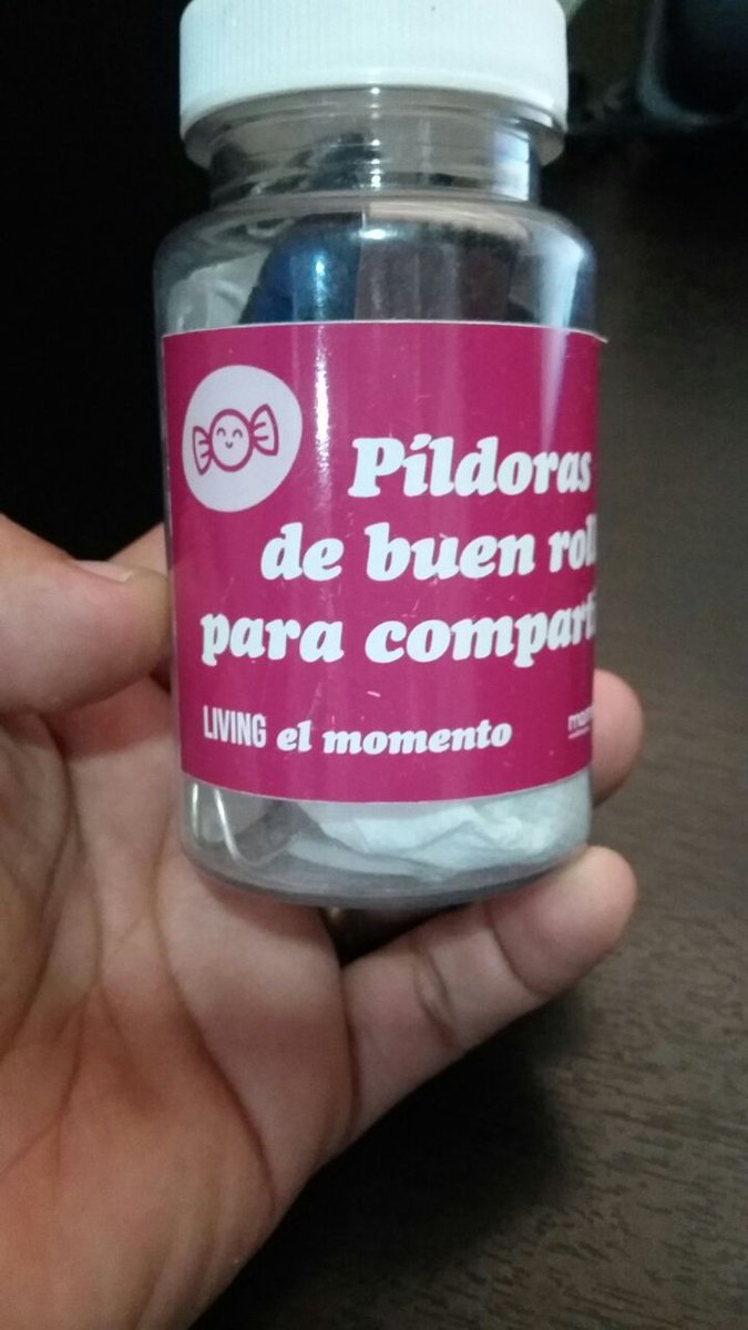 ShirleyGSA's tweet photo. @ImoPectoreBlue @carsolpag Estimada @ImoPectoreBlue de todo corazón seguro pronto mejorará tu país. No desmayes. Tomé ideas de @aedipegalicia #MasterMOS entonces llené un frasquito de dulces, los obsequio a modo de píldoras. Les digo q los hará felices, se ríen y, ya obtuve la primera muestra de felicidad. https://t.co/MdndueZyvW