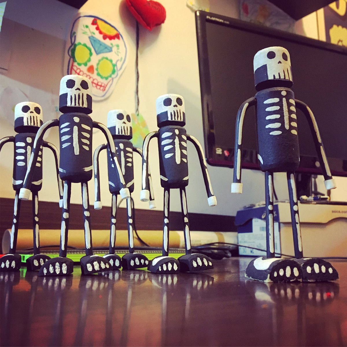 Rolhecos's tweet photo. The army of the dead! #rolhecos #toyart #recycled #corks #skeletons #armyofthedead https://t.co/xBzU5IrzOk