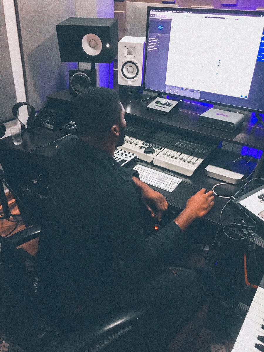 HECOfficial's tweet image. @TeniEntertainer I am at your service o!!!
I have beats 🎧 
I also know how to Record, Mix &amp;amp; Master. 
Come &amp;amp; Bless my life. 🙏🙏🙏