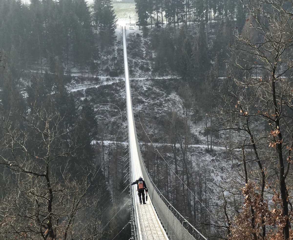 MP131's tweet image. Langste hangbrug wordt sneeuwvrij gemaakt  @germanytravelNL #Duitsland Hängebrücke schneefrei