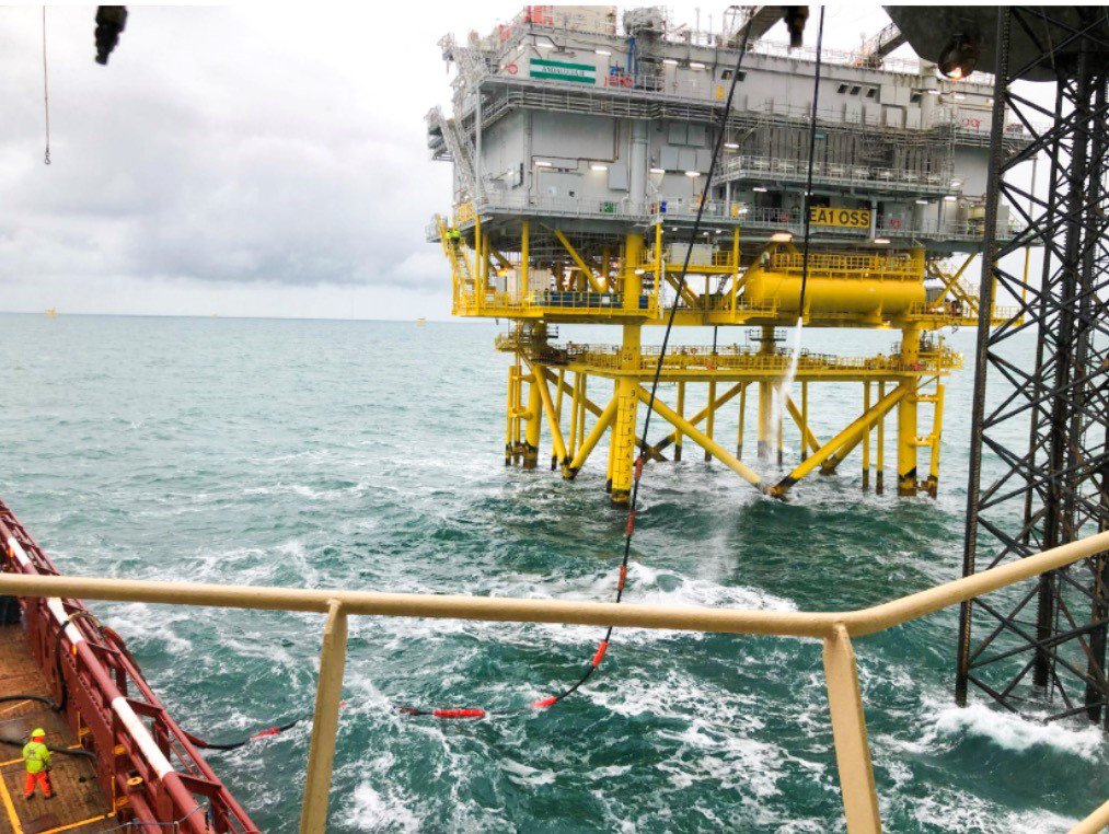 RhenusOffshore's tweet photo. *PICTURE OF THE WEEK* An excellent picture showing #bunkering #operations taking place at the GMS Endurance Jack Up, on the #EAONE #Offshore #windfarm! Are you in need of bunkering? offshore.wind@de.rhenus.com / offshore.wind@uk.rhenus.com
#logistics #jackup #offshorewind https://t.co/3O6x6szeJN