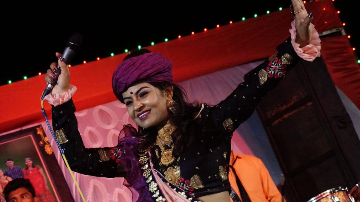 IDivyaChaudhary's tweet photo. Sharing Pictures of Live Program Night at Unjha. Full Enjoyed with Friends and Team.
@DDNewsLive @News18Guj #Dc_Digital #divya_chaudhary #ras_garba #Gujrati_singer #livegarba #liveDJ #gujarati_artist #playback_singer #unjha #unjha_event #divyachaudhary_unjha #liveprogramunjha https://t.co/hOKVxnod2N
