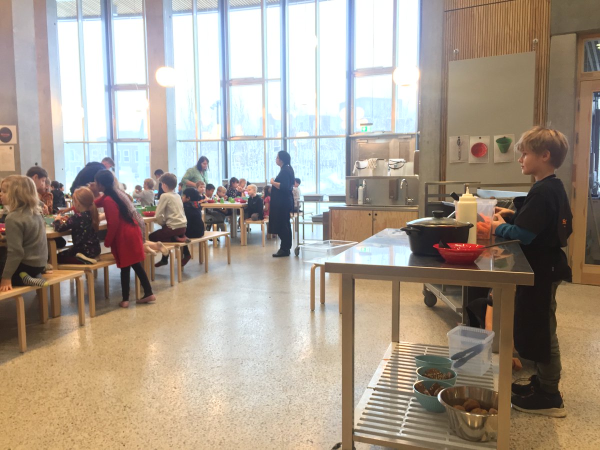 nordicfoodpol's tweet photo. This week we had the pleasure of visiting a truly inspiring school in #Copenhagen. They are part of the programme 'Food Schools' run by @kbhmadhus, where #foodeducation incl. #ecology & #health is integrated in curriculum. More about this #nordicsolution ->https://t.co/cFy499jMz8 https://t.co/gUFS994fKv