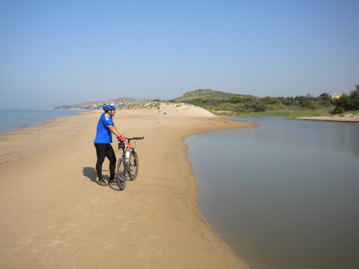 Nanocicli's tweet photo. Il cicloturismo è un sistema economico complesso ed innovativo che genera benefici per tutto il territorio, creando crescita sostenibile, sia ambientale che economica. https://t.co/TUViRRg8Le https://t.co/EVs6L7HLd6