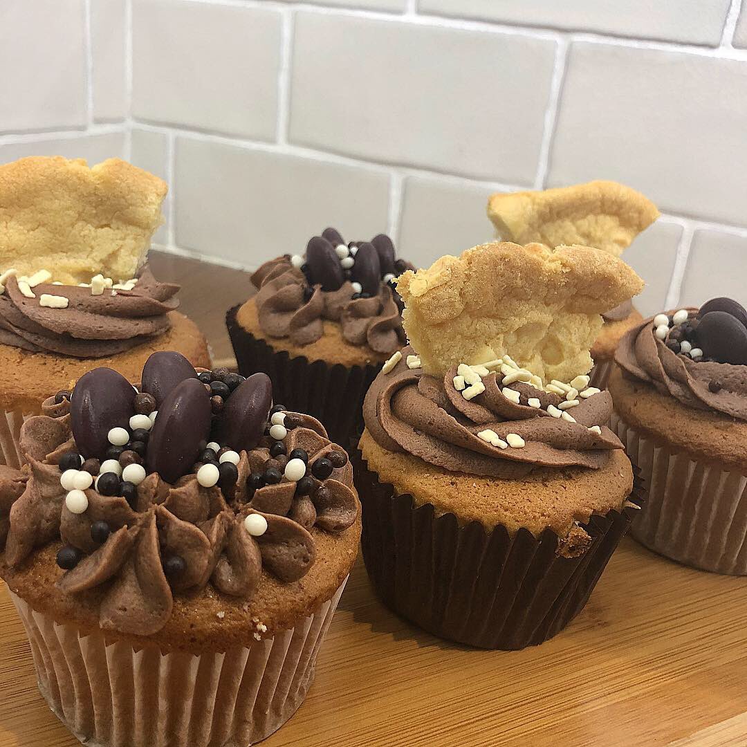 beausbakes18's tweet photo. Cupcake lovin’🧁💕 #chocolatecake #redvelvet #vanilla #lemon #coffee #stickytoffee #madetoorder #london #sparkle #halloween https://t.co/VE0sv9kaRC