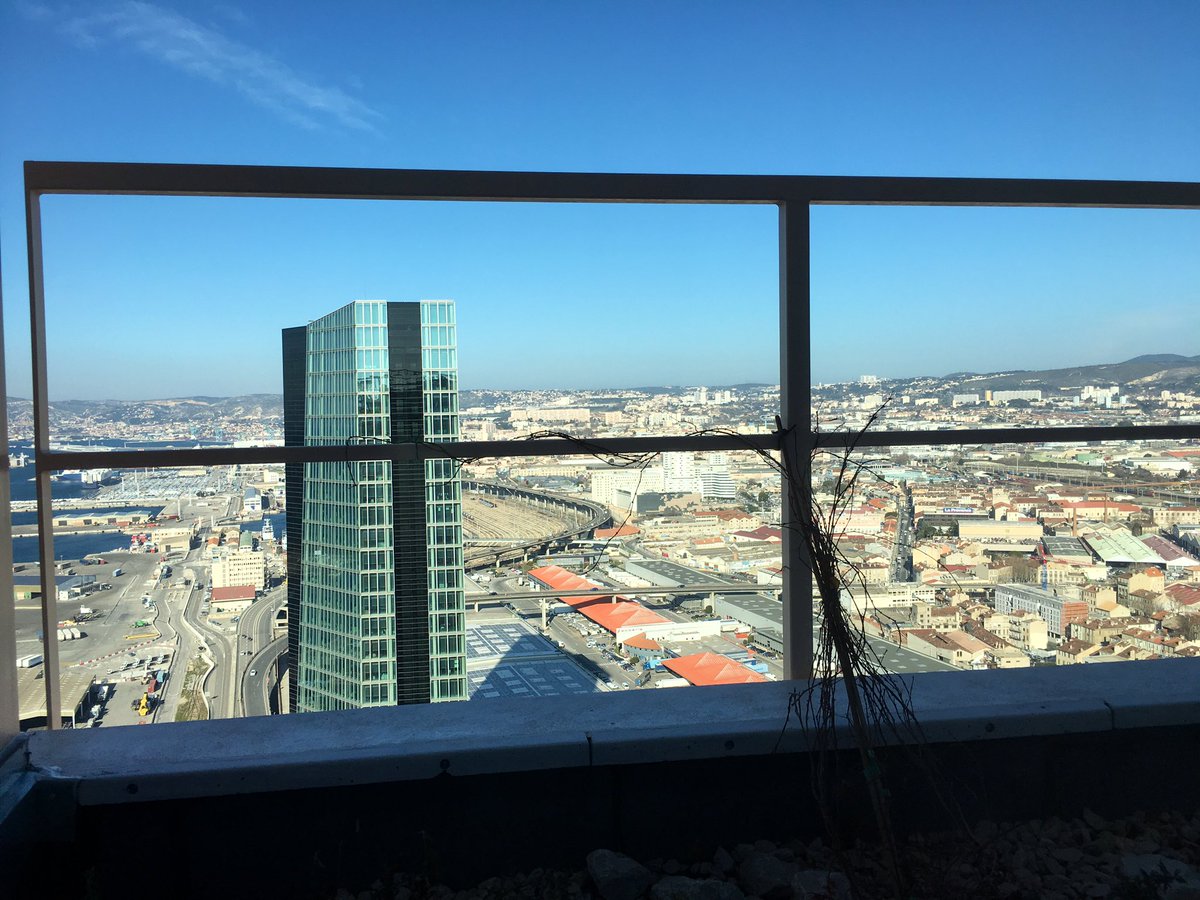 CCI_AMP's tweet photo. [#Direct] Quand le @WTCMarseille inaugure son #SkyCenter à @Marseillaisetlm. Des bureaux culminant à 130 m et une visibilité pouvant atteindre 40 km (par beau temps). @PChaffard @chauvinjl @Euromed_MRS @Constructa_SA https://t.co/Hliyd6mas2