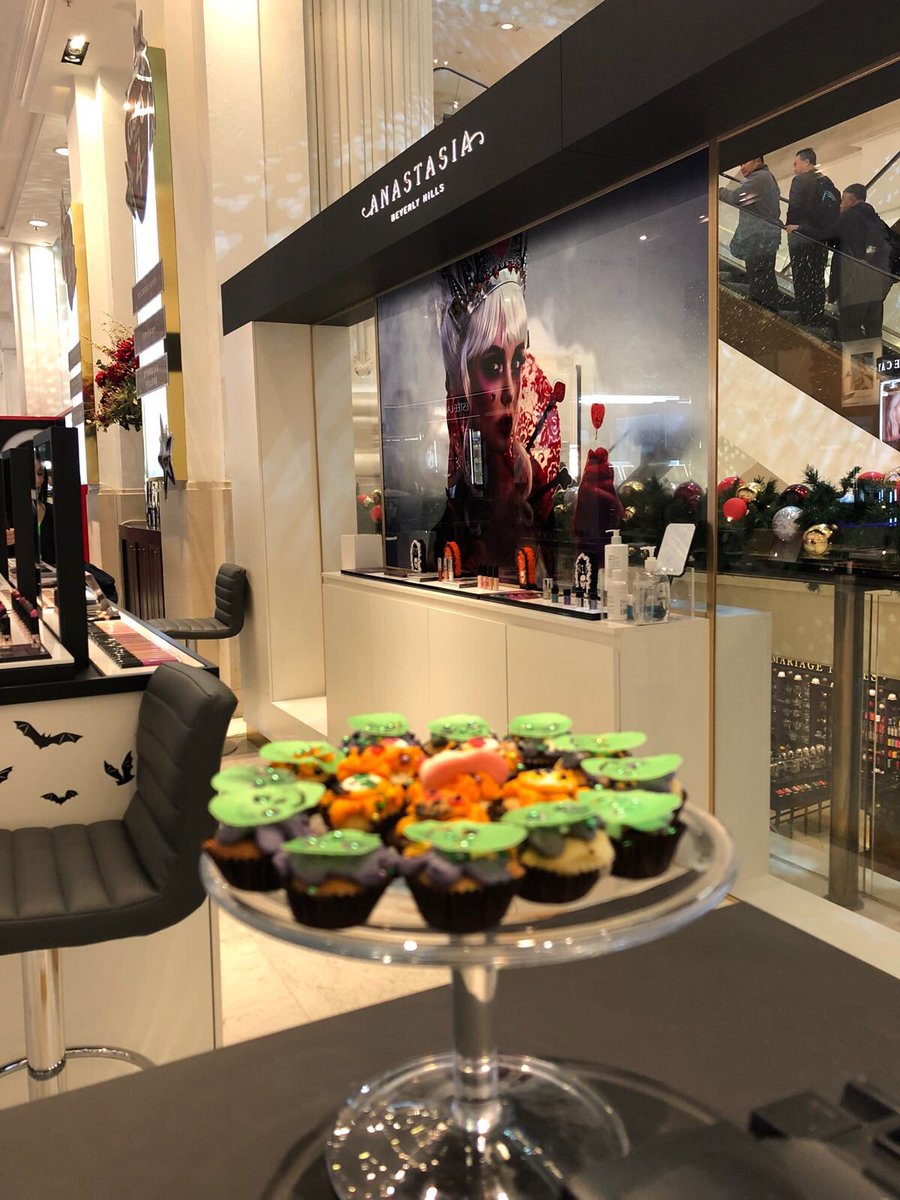 beausbakes18's tweet photo. My cupcakes in @Selfridges for Halloween 18 🖤 #selfridges #selfridgeslondon #abh #AnastasiaBeverlyHills #halloween2018 #city #lovelondon https://t.co/R3ymMfvnw2