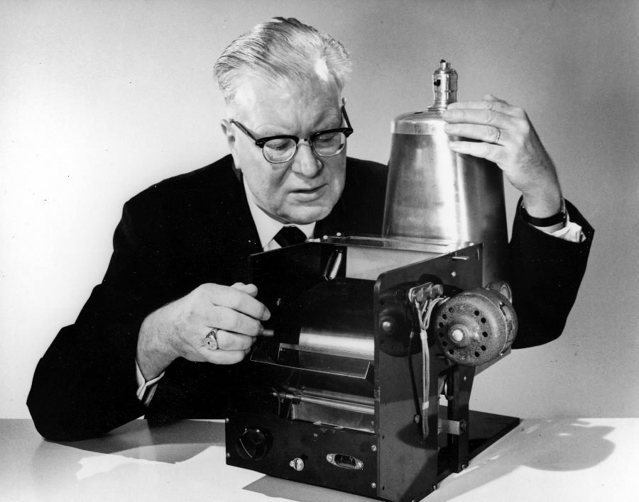 Das papierlose Büro blieb eine Illusion. Wegweisend für die Zellstoffflut war Chester Carlson, der 1937 ein Patent für einen Kopierer anmeldete. Doch es dauerte noch zwei Jahrzehnte, bis die ersten Geräte in den Büros ihren Dienst verrichteten. blog.hnf.de/kopieren-mit-s…