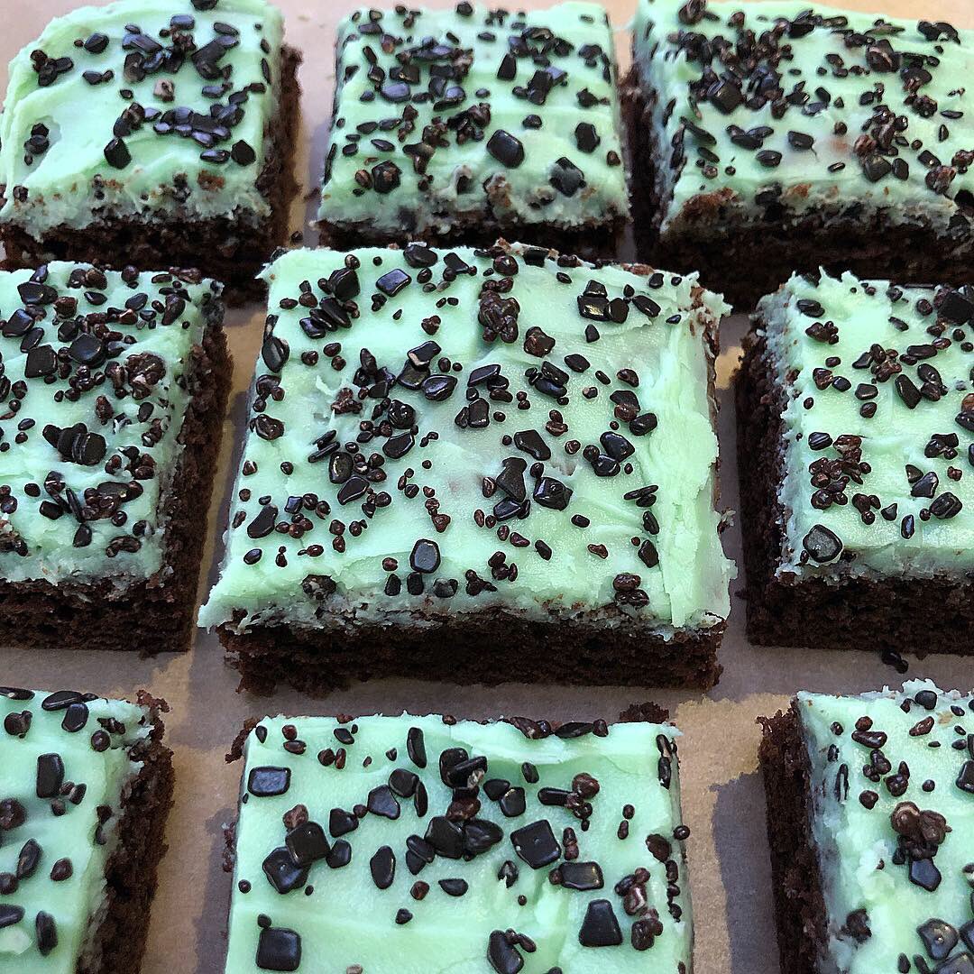beausbakes18's tweet photo. Mint choc brownies and caramel pecan 🖤 #brownies #mintchoc #aero #pecan #caramel #gooey #baking #greatbritishbakeoff https://t.co/GchkyuJaBz