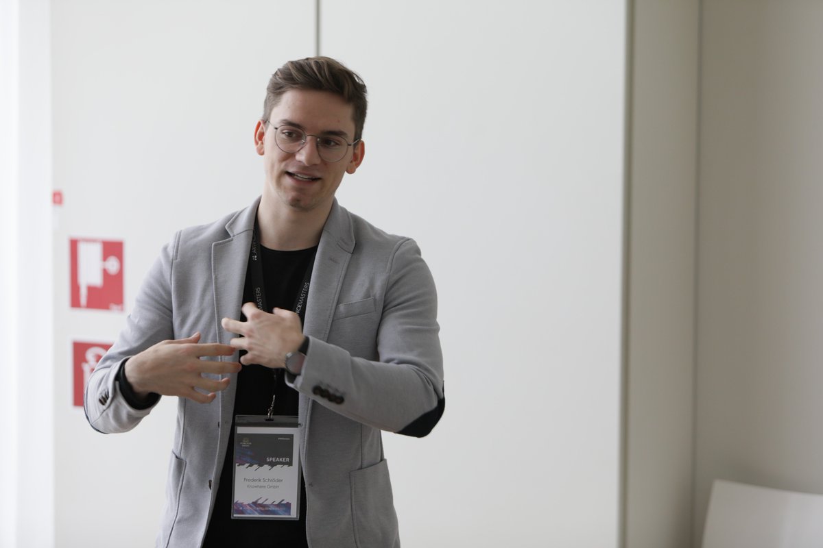 AIMasters_DE's tweet image. In 3 Schritten zur unternehmensindividuellen Chatbot-Demo. Auf der #AIMasters zeigt Frederik Schröder, Geschäftsführer von knowhere, seine Version eines intelligenten Chatbots.
#AI #ArtificialIntelligence #KI #KünstlicheIntelligenz #chatbot #MachineLearning #Innovations #startup