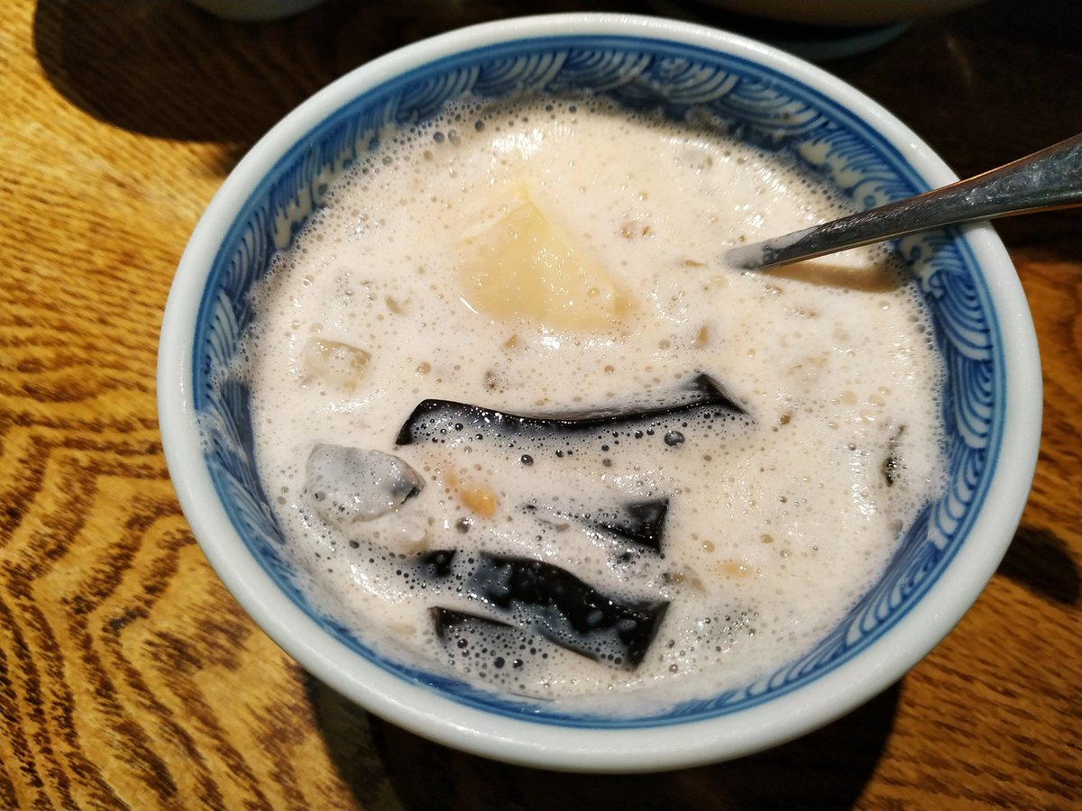 今井淳一 ハノイ V Twitter 久々のハイフォン料理an Bien 何かお店の雰囲気がまた垢抜けた 感じ バインダークア バインミークエ 共に美味 美味しくなさそうに写ってしまった 最後の写真は亀ゼリー プリンinココナッツミルク これが意外と美味しくて驚いた