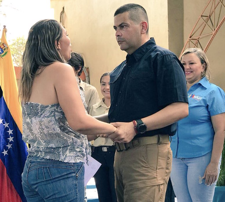 En efecto, toda la ley se resume en un solo mandamiento: «Ama a tu prójimo como a ti mismo.»
Gálatas 5:14
En estos tiempos históricos de la Patria, es la revolución la que tiene la dicha y honor de trabajar para su pueblo. Buenos días, #ZuliaMia !