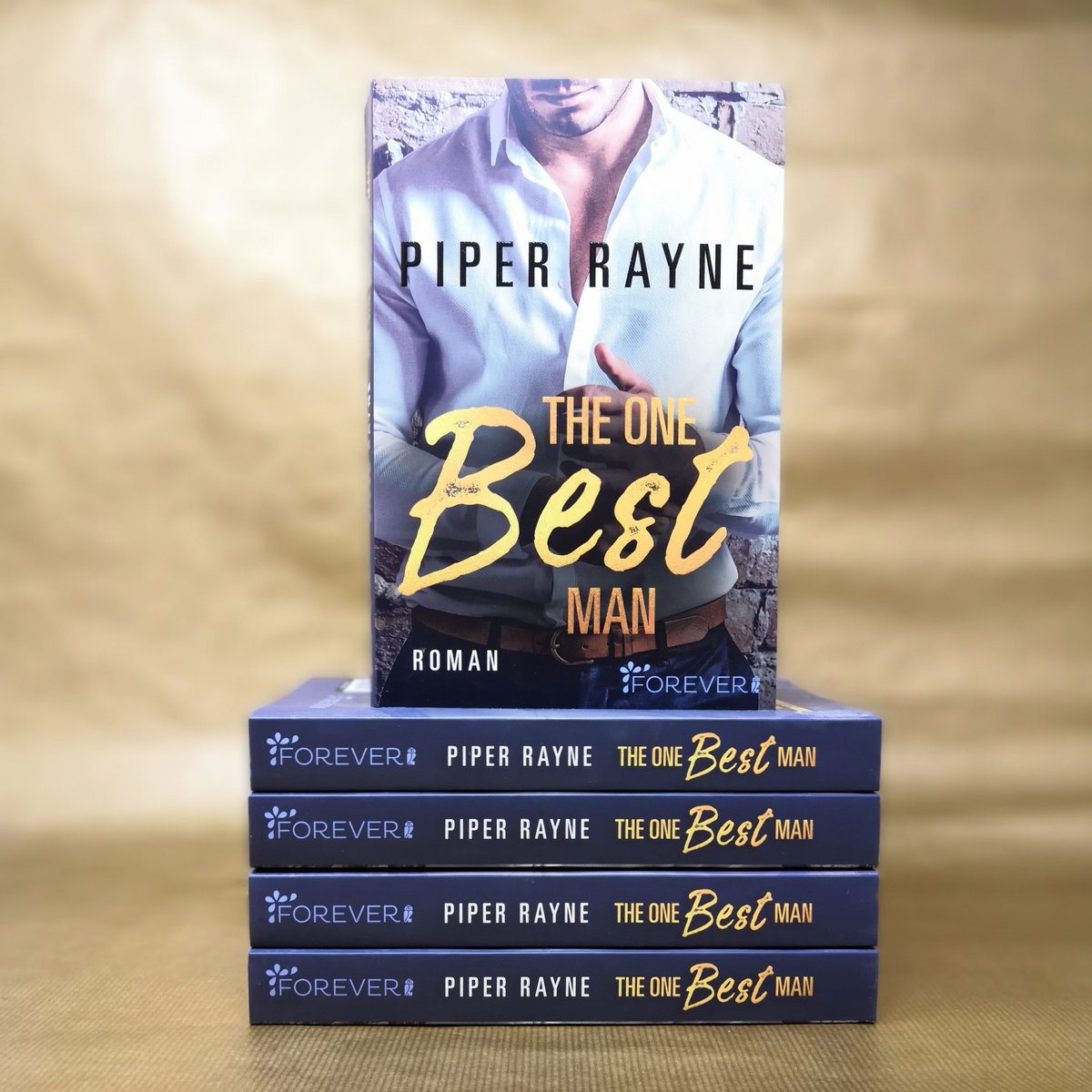 foreververlag's tweet photo. Ab sofort überall erhältlich: Die Klappenbroschur von "The One Best Man"! 😍 Und pssst: Auf Instagram gibt es dazu ein ganz tolles #Gewinnspiel - schaut gleich vorbei: https://t.co/LqSSTIsBXg https://t.co/TYb0lyMmXd