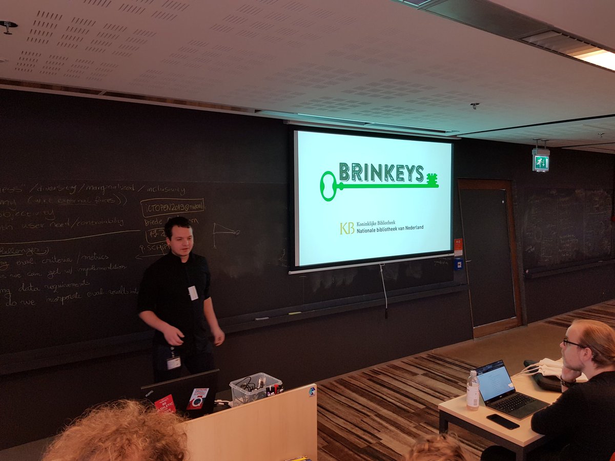<a href="/Ottotos/">Hugo de Vos (U+1F98A)</a> presenting the final results from the @KBNLresearch case at <a href="/ictwithindustry/">ICT with Industry</a>. #teamBrinkeys