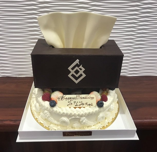 Fgo カルデア ラジオ局 Plus 今年 田中さんに番組からプレゼントしたケーキがこちら やっぱり田中さんといえば ティッシュ ですよね ちなみに このティッシュ箱の中にもティッシュが詰まっています もちろん食べられるんです みにゃみよかった