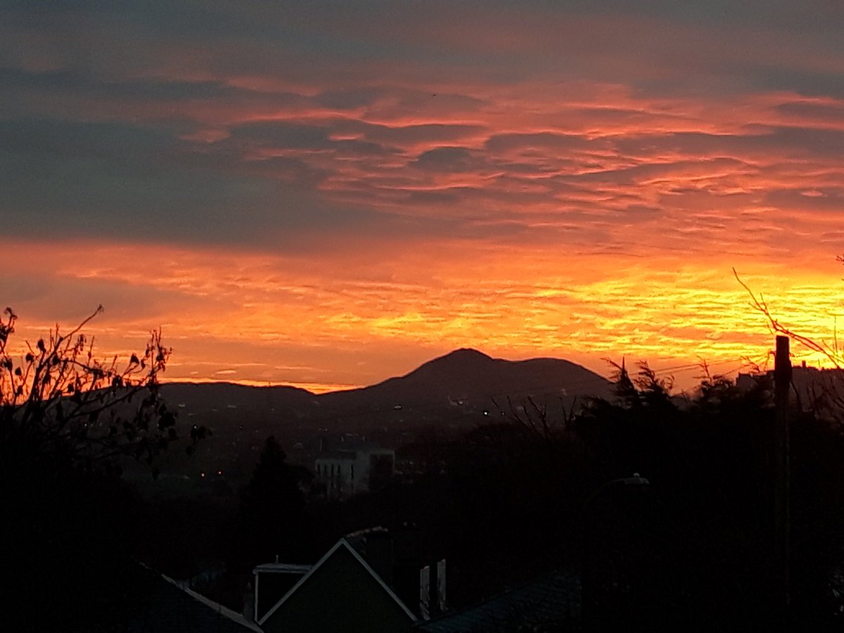 jillmacdonald26's tweet photo. @edinspotlight Yesterday's sunrise over the edinburgh https://t.co/aZlLRABnLu