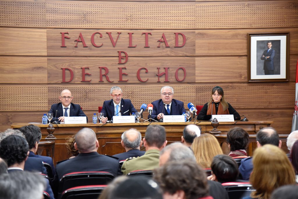 TC_Esp's tweet photo. El Presidente del Tribunal Constitucional, Juan José González Rivas, ha impartido una conferencia en la Facultad de Derecho de la @usal (Universidad de Salamanca), en el contexto del 800 aniversario de la institución y del 40 aniversario de la Constitución Española. https://t.co/11YqAMaKre