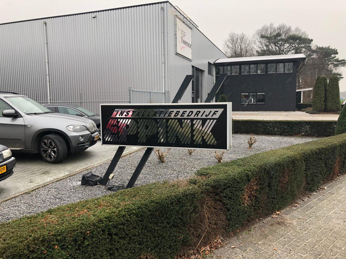 In de week van Jabe: Werkkleding JD Bouwgroep. SWB Hengelo spandoek 50 jaar incl. frame en verlichting. Installatiebedrijf Eppink verlichte zuil.
#werkkleding #spandoek #spandoekframe #gevelreclame #reclamezuil #SWBHengelo #lichtreclame