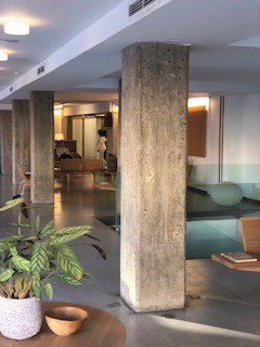 CustomerSpirit's tweet image. ¿Qué creéis que es este sitio? ¿Un Banco, un Centro de Estética...? Es una Clínica de Análisis que te ofrece todo tipo de comodidades para que la espera sea lo más amena posible. Como siempre decimos MENOS ES MÁS.