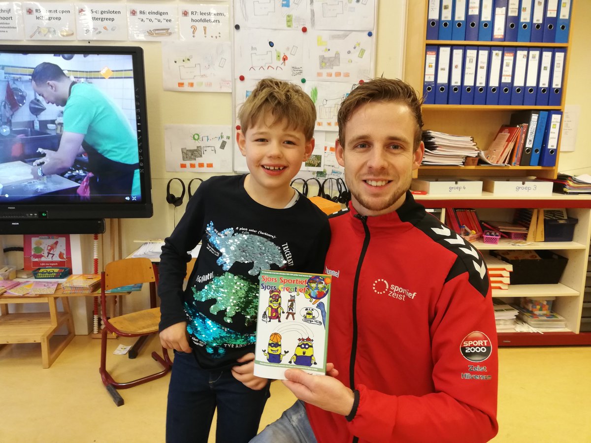 Sjors Sportief | Vandaag verrasten we Roan uit groep 4 van basisschool het Spoor met het Sjors Sportief boekje. Zijn tekening staat op de voorkant van alle 7000 (!) boekjes. Op de vraag wat voor een proefles hij wilde volgen lag zijn antwoord voor de hand: 🗣 "Tekenen!"