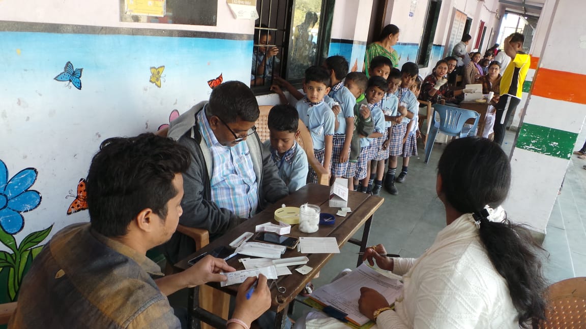 NHMDamanDiu's tweet photo. Transmission assessment survey lll  in Daman.Detection of microfilaria antigen by immunological test in std.1st and 2nd in schools of Daman.8 teams consisted of lab tech, staff Nurse, ANM, NVBDCP Staff and Teachers.Dr.Gokak Regional Director MOFHW PUNE was observer for activity https://t.co/EVlXboab0Z
