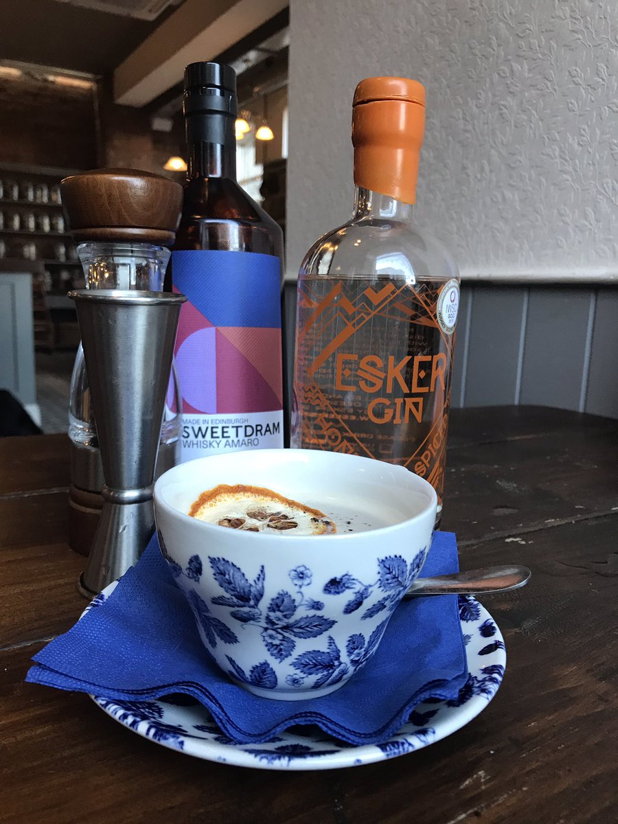 Last stop on the Honey Spiced Gin cocktail tour is <a href="/TheCraftsmanAbz/">TheCraftsmanAberdeen</a> where Elias made us the “Ode to the Bard” - Esker Honey Spiced Gin,  <a href="/sweetdram/">สมบัติ แพทย์เมืองจันทร์</a> Whisky Amaro and a homemade infusion of veggie haggis, oats and spices 🧡 #EskerGin #BurnsNight #gincocktails