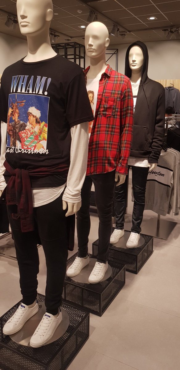 kaikan24's tweet photo. Ung idol mong manuot ng damit ung mga mannequin. Lol. 🤣 Astig!! 😎 https://t.co/28I4SRxoSI