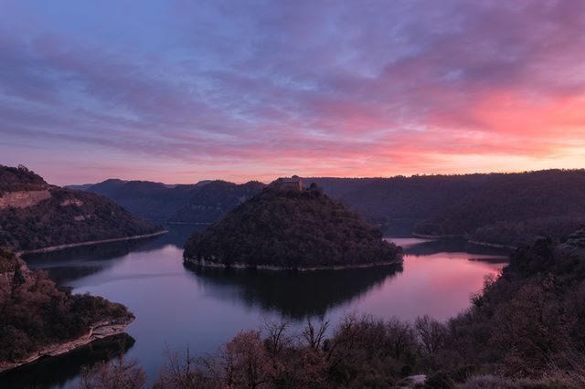 naphh's tweet photo. The Catalan Bend: an amazing landscape from #osona, central #catalunya. River Ter flowing around the hill with on top the benedectine monastery of St. Pere de Caserres.
A very lucky #sunset moment with and incredible soft pink light
-
-
-
-
-
-
#niko… https://t.co/kiXVUrsSGU https://t.co/Ck68DyuVP1
