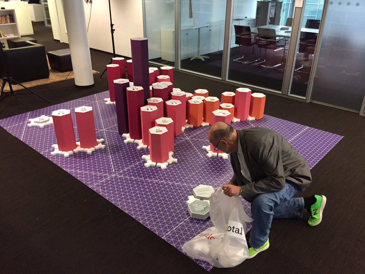 Hier baut Raimar Heber, Art Director der <a href="/dpa_infografik/">dpa-infografik</a>, seine echte 3D-Grafik zum ökologischen Fußabdruck europäischer Länder im <a href="/dpa/">dpa</a>-Newsroom auf. Tolle Idee, klasse umgesetzt - eine Infografik zum Reinhocken, Anfassen, Staunen.