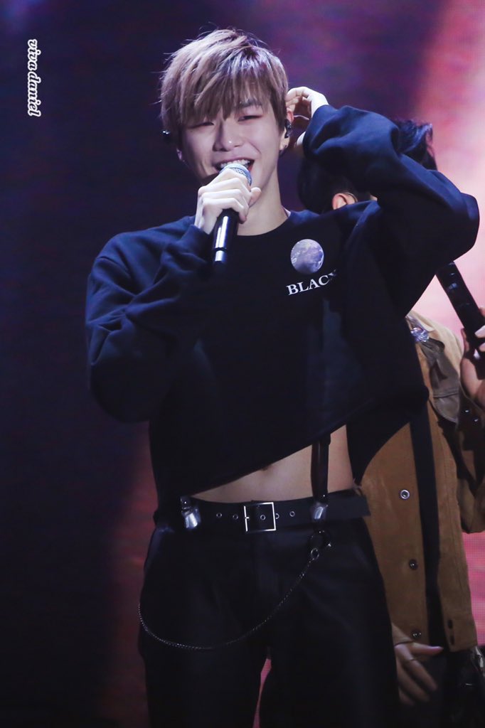 bjærgning snack Jurassic Park kang daniel pics on Twitter: "DANIEL IS WEARING ANOTHER CROP TOP TODAY  https://t.co/tiZiXbw2Ll" / Twitter