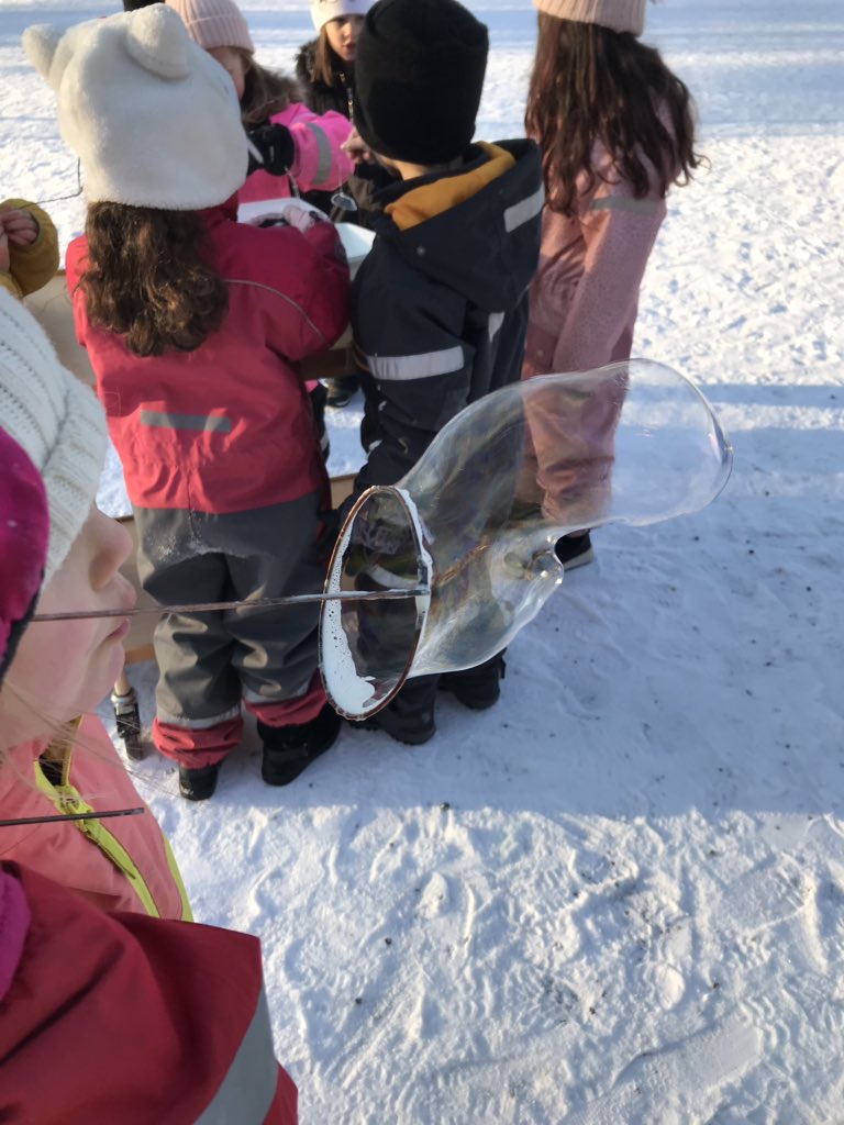 AnetteBremholt's tweet photo. Idag försökte vi få såpbubblor att frysa, det lyckades inte riktigt men blev väldigt fint och roligt ändå! #fklass #sandhultskolan 💙❄️ https://t.co/2AlmAWyUi7