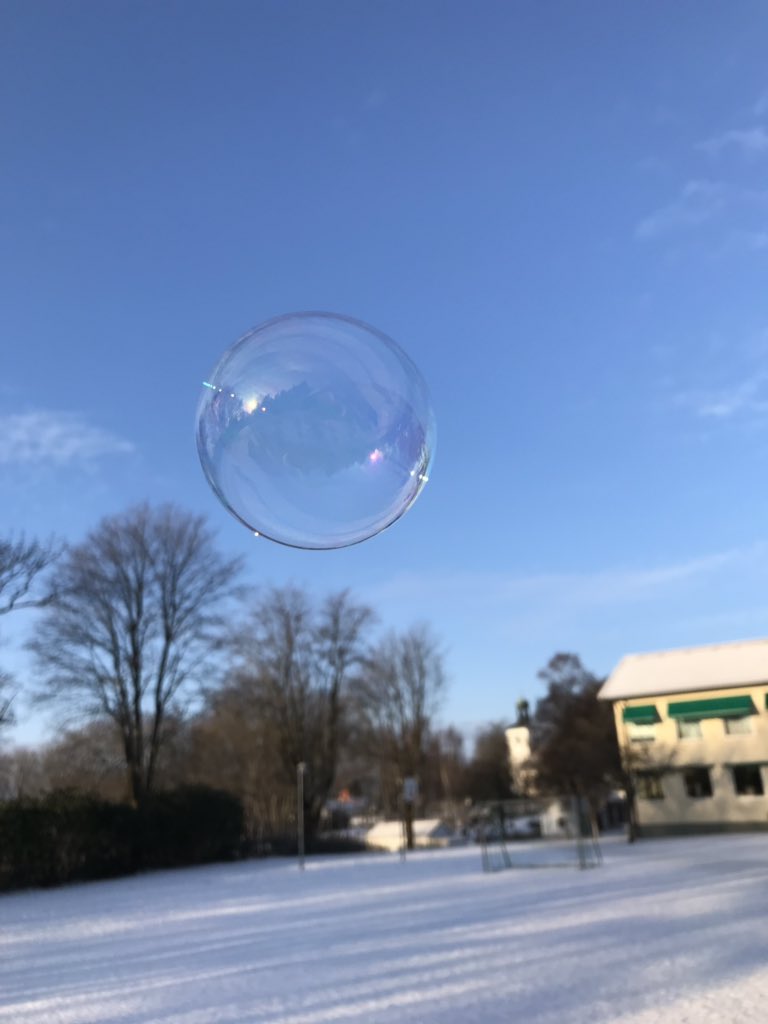 AnetteBremholt's tweet photo. Idag försökte vi få såpbubblor att frysa, det lyckades inte riktigt men blev väldigt fint och roligt ändå! #fklass #sandhultskolan 💙❄️ https://t.co/2AlmAWyUi7