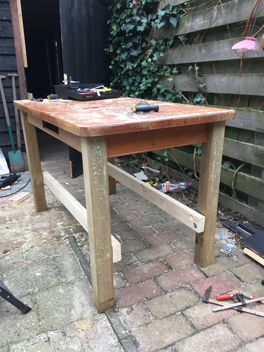 MusicHans's tweet photo. Upcycling, deel 2.  Deze werkbank is ooit begonnen als eettafel. Met een paar flinke palen en balken heb ik deze oude tafel kunnen omtoveren tot een zeer degelijke werkbank.  #upcycle #eettafel #werkbank #lekkerduurzaam #circulaireeconomie https://t.co/C98A6SHqgJ