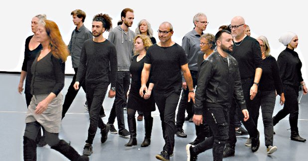ballsaal_Bonn's tweet photo. X-CHANGE: Sie kommen aus 13 Nationen. Ihre Geschichten, ihre Leben sind sehr verschieden, und doch haben sich ihre Wege hier gekreuzt: Der Sprech #Chor #Bonn morgen Abend und Sonntag um 20Uhr bei uns im #Theater! #international #performance #exchange https://t.co/71TirQ9odW