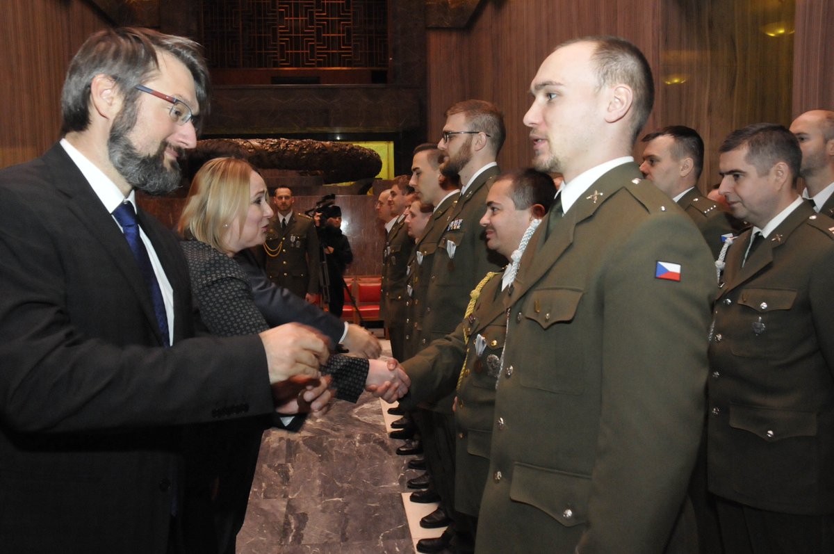 ObranaTweetuje's tweet image. Náměstek ministra obrany Jakub Landovský a ZNGŠ gen. Jiří Verner dnes na Vítkově vyznamenali vojáky #71mpr, kteří se vrátili ze zahraniční operace @eFPBGLatvia v Lotyšsku. #wearenato #vítkov