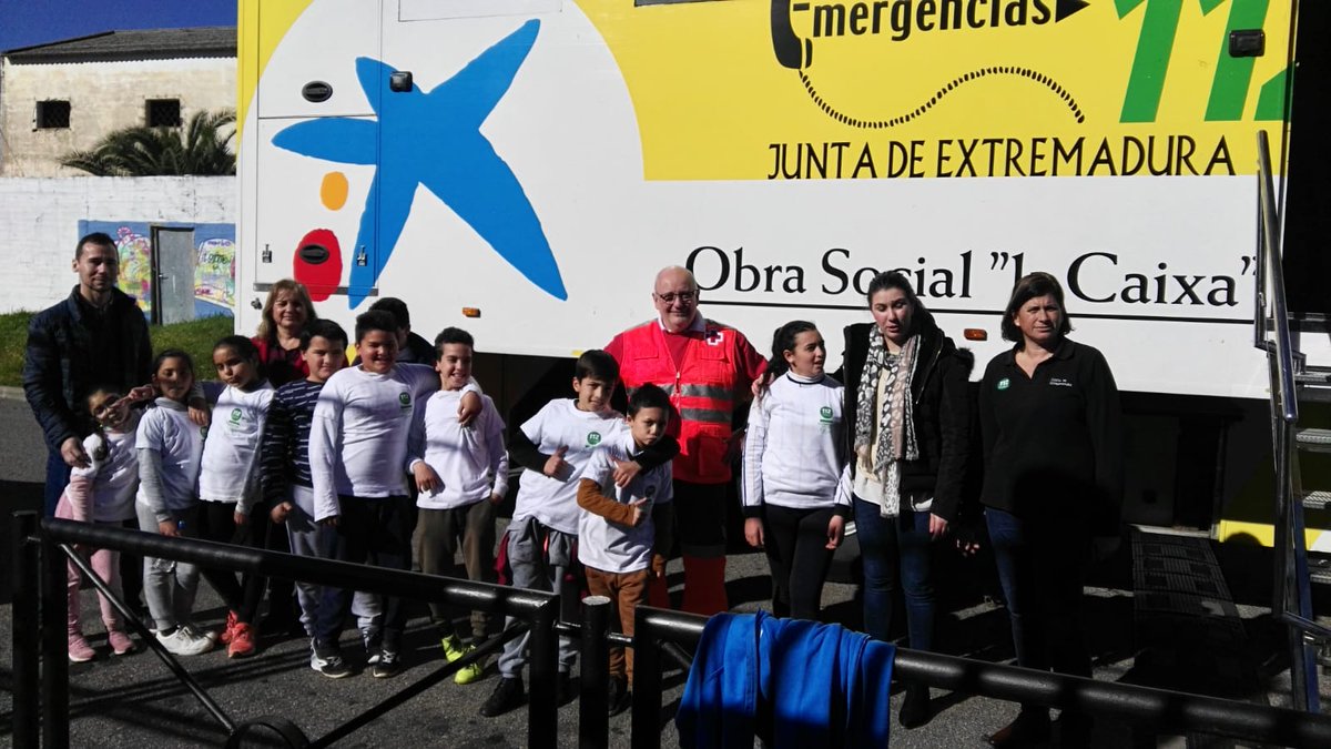 JuntaEx112's tweet photo. #Actividad_112 Charla sobre Centro 1.1.2, Exposición de medios y Taller de Primeros Auxilios con PMA @JuntaEx112 y @CruzRojaEX #Asamblea_Merida en el CEIP Antonio Machado #Merida https://t.co/bb73oXpw8V