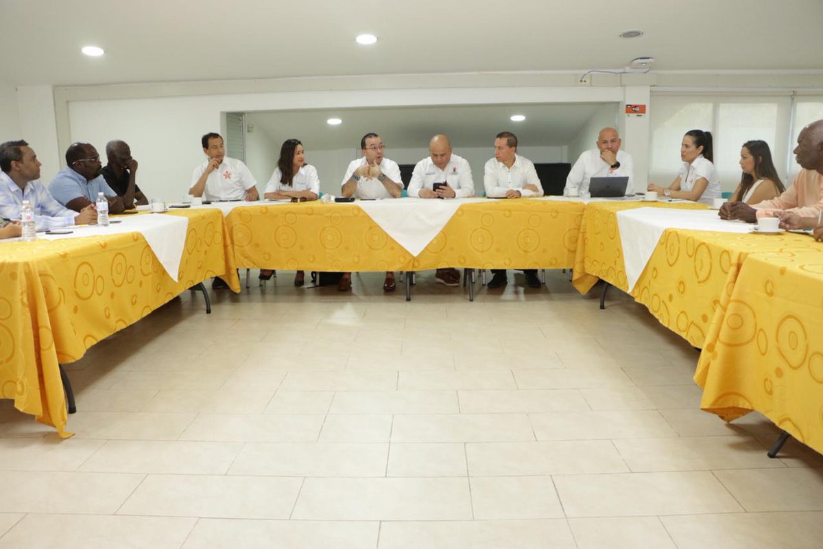 SENAComunica's tweet photo. #SENAEnLasRegiones | En su 2do. día en #SanAndrés, nuestro director general @EstradaCarlosM revisa con el Consejo Regional los programas que llevamos a cabo en la Isla, y analiza el trabajo articulado entre instituciones para mejorar la pertinencia de la formación. https://t.co/LroiDgbp9k