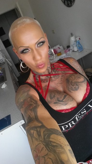 When you look 🔥 and ignore the background. https://t.co/ApAt7G29Z1<a href="/tag/thirstythursday"class="tags"><span>#thirstythursday</span></a>